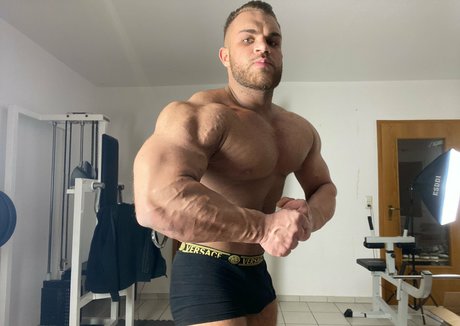 Naakte gelekte OnlyFans-foto van Flexmusclegod