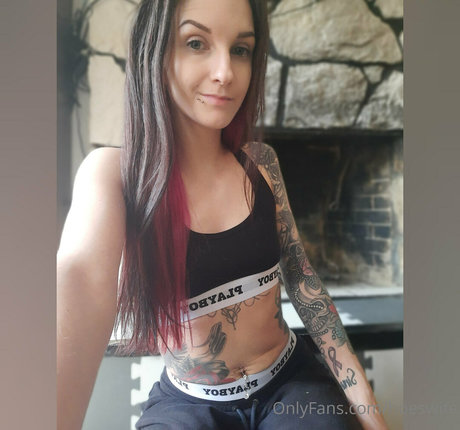 Naakte gelekte OnlyFans-foto van Hoeswife