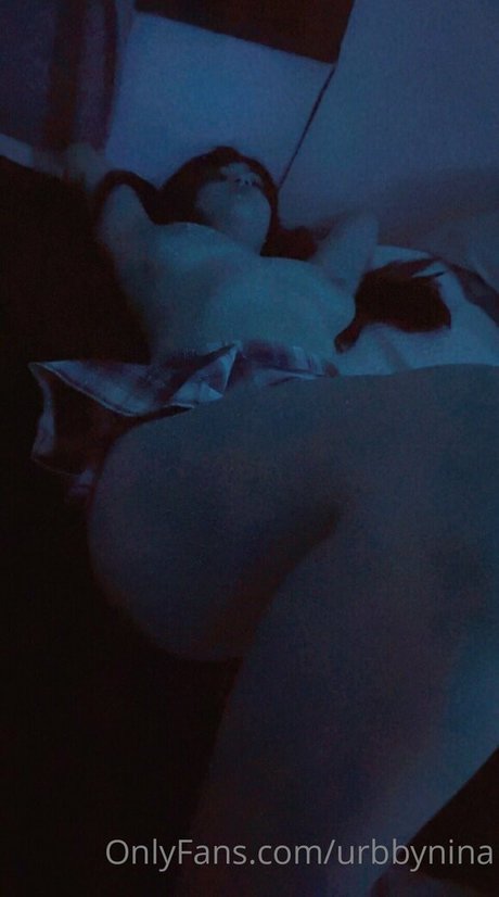 Naakte gelekte OnlyFans-foto van Urbbynina