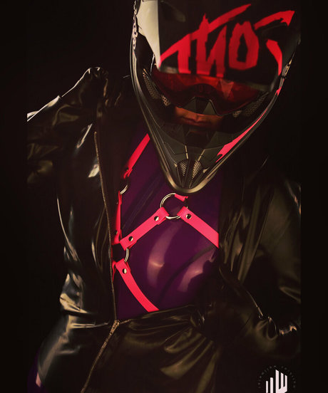 Naakte gelekte OnlyFans-foto van Heavyrubberettefree