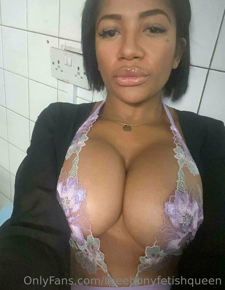Naakte gelekte OnlyFans-foto van Theebonyfetishqueen