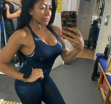 Naakte gelekte OnlyFans-foto van Theebonyfetishqueen