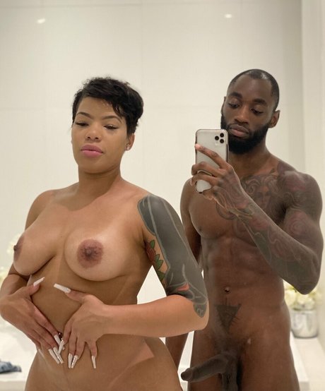Naakte gelekte OnlyFans-foto van Realkingnasir