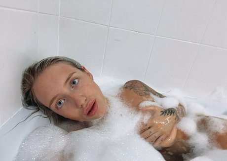 Naakte gelekte OnlyFans-foto van Emily Paul