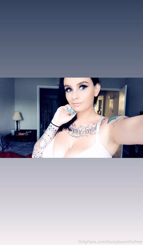 Naakte gelekte OnlyFans-foto van Bustybunniforfree