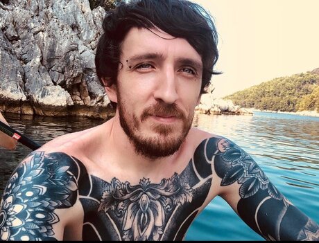 Naakte gelekte OnlyFans-foto van B4c4rdi