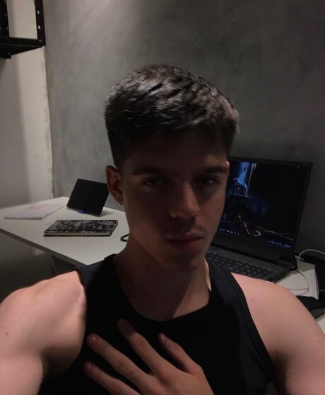 Naakte gelekte OnlyFans-foto van Hector 