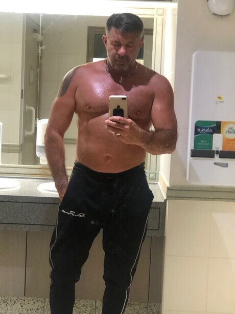 Naakte gelekte OnlyFans-foto van Milen
