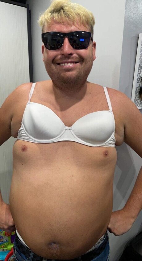 Naakte gelekte OnlyFans-foto van Big Santos