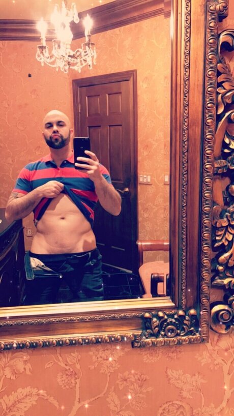 Naakte gelekte OnlyFans-foto van Skullyusmc