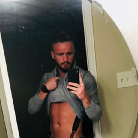 Naakte gelekte OnlyFans-foto van Liam Wood