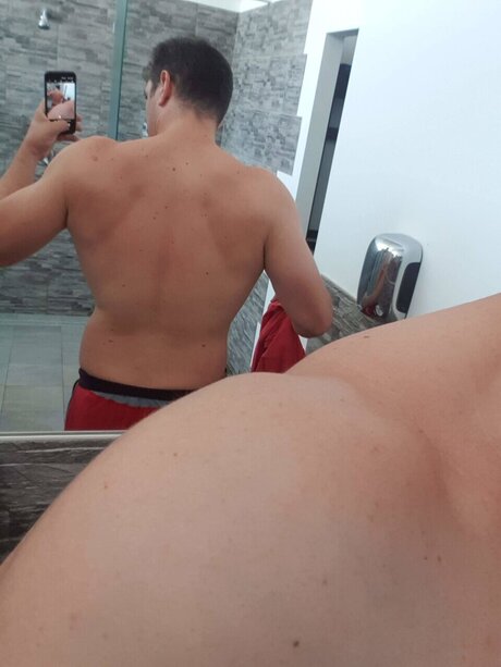 Naakte gelekte OnlyFans-foto van Valerio