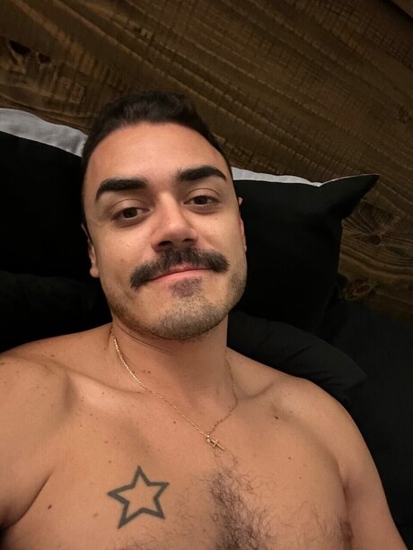 Naakte gelekte OnlyFans-foto van Apollo Knight