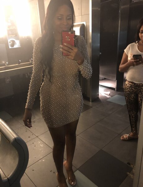Naakte gelekte OnlyFans-foto van Caramel