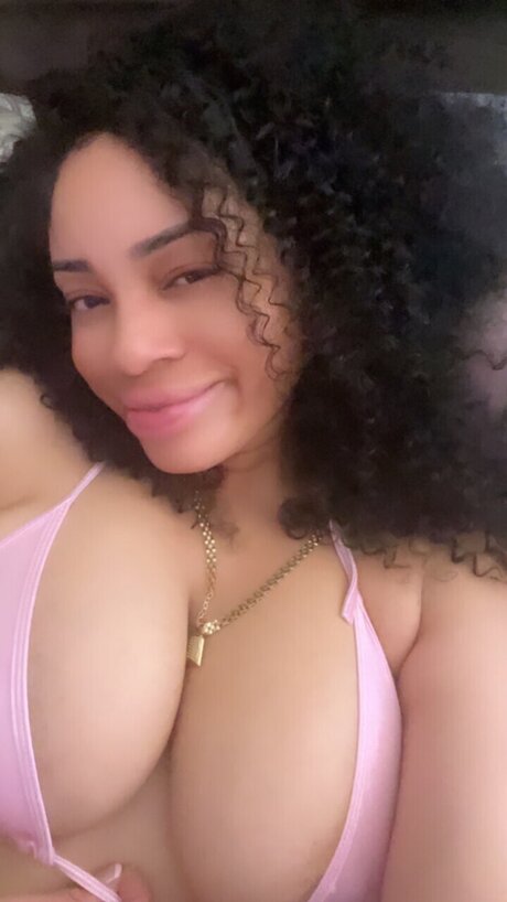 Naakte gelekte OnlyFans-foto van Honey Fire 