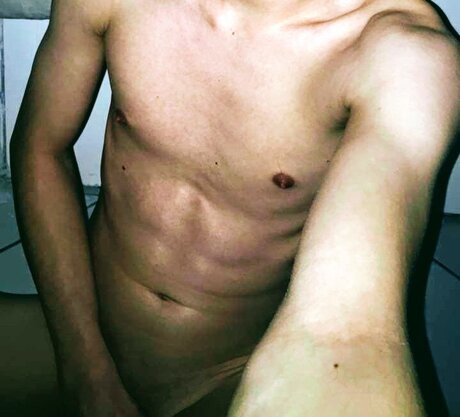 Naakte gelekte OnlyFans-foto van Snage