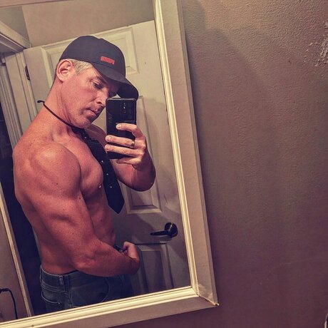 Naakte gelekte OnlyFans-foto van 50 Shades