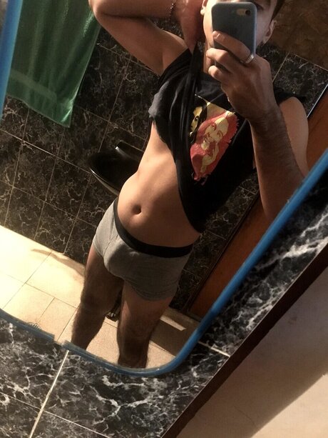 Naakte gelekte OnlyFans-foto van Josh Snake