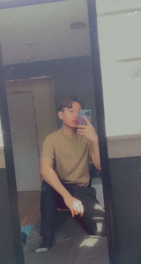 Naakte gelekte OnlyFans-foto van Jj Nguyen