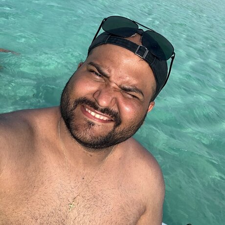 Naakte gelekte OnlyFans-foto van Carlos