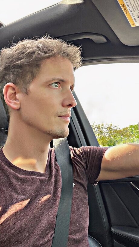 Naakte gelekte OnlyFans-foto van Omgitsjeffree