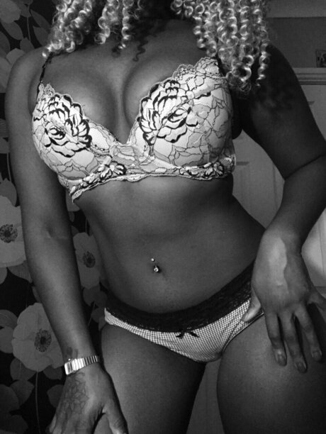 Naakte gelekte OnlyFans-foto van Lusciouscurves
