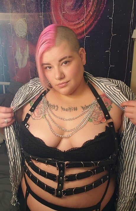 Naakte gelekte OnlyFans-foto van Kiki