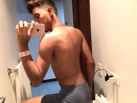 Naakte gelekte OnlyFans-foto van Iamdavidhu