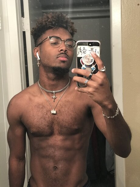 Naakte gelekte OnlyFans-foto van Basedgodsavi