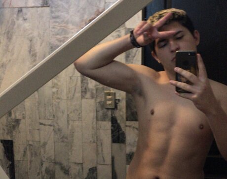 Naakte gelekte OnlyFans-foto van Kyojin