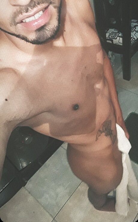 Naakte gelekte OnlyFans-foto van Hidrian Silvestre