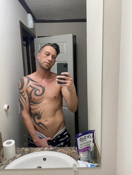 Naakte gelekte OnlyFans-foto van Junior Mccarty