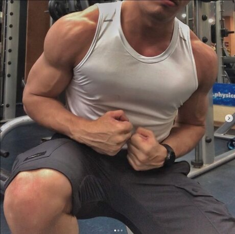 Naakte gelekte OnlyFans-foto van Arban Spuzy