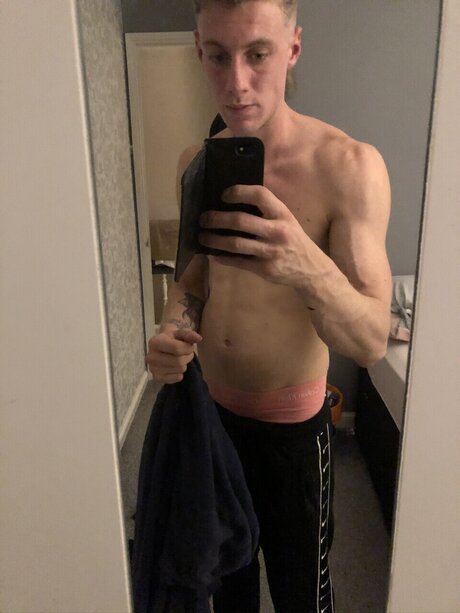 Naakte gelekte OnlyFans-foto van Tobias
