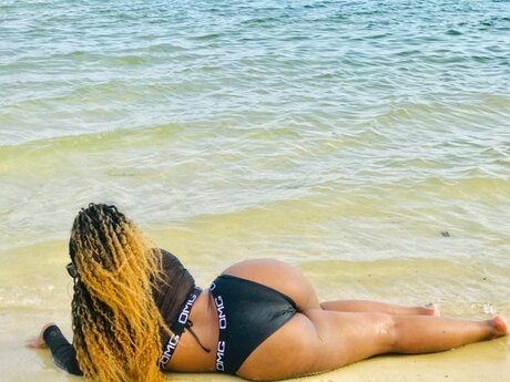 Naakte gelekte OnlyFans-foto van Maami Igbagbo