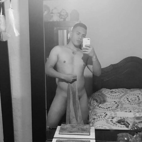 Naakte gelekte OnlyFans-foto van Johan Holgun