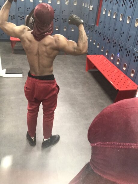 Naakte gelekte OnlyFans-foto van Oweezy
