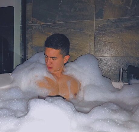 Naakte gelekte OnlyFans-foto van Tadeo Garzon