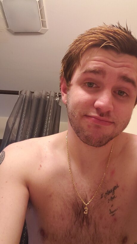 Naakte gelekte OnlyFans-foto van Ronnie Ouimette