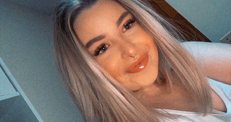Naakte gelekte OnlyFans-foto van Nurse Nikki 