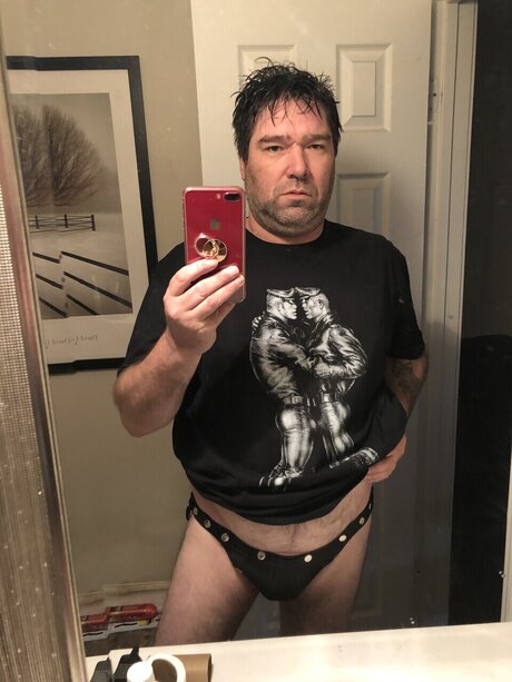 Naakte gelekte OnlyFans-foto van Ralph Marino