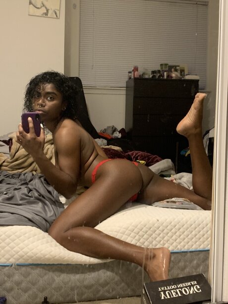 Naakte gelekte OnlyFans-foto van Robyn Lynn
