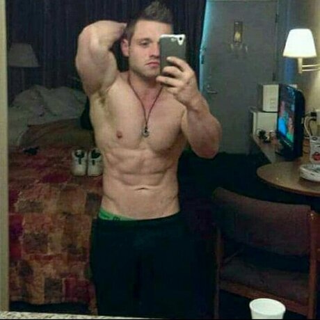 Naakte gelekte OnlyFans-foto van Josh