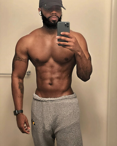 Naakte gelekte OnlyFans-foto van Bmac