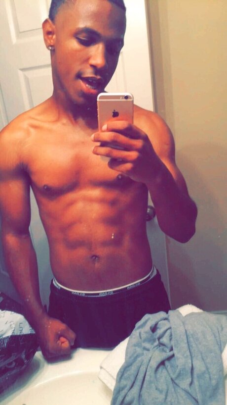 Naakte gelekte OnlyFans-foto van Bg