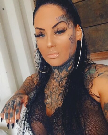 Naakte gelekte OnlyFans-foto van Mmebandssofficial