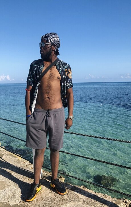 Naakte gelekte OnlyFans-foto van Mike