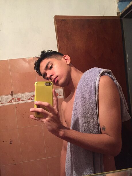 Naakte gelekte OnlyFans-foto van Jonk