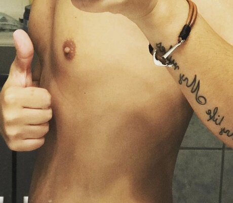 Naakte gelekte OnlyFans-foto van Mario