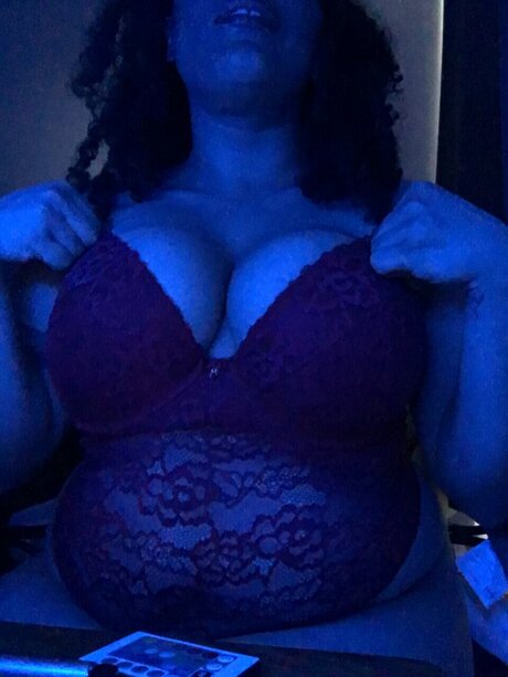 Naakte gelekte OnlyFans-foto van Belle